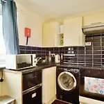 Entire 2 Bed Flat In London, 5 Mins From Tube