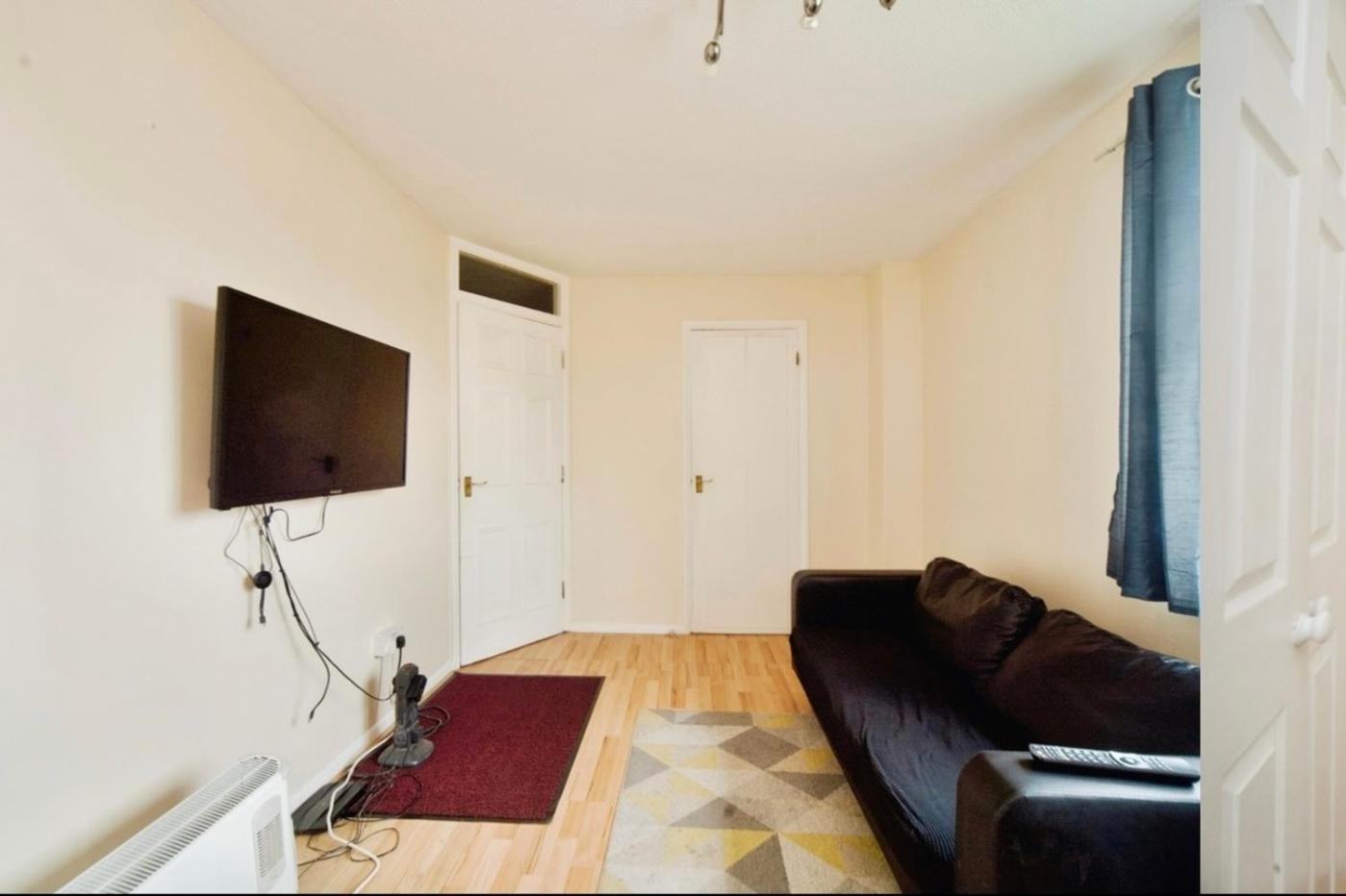 Entire 2 Bed Flat In London, 5 Mins From Tube