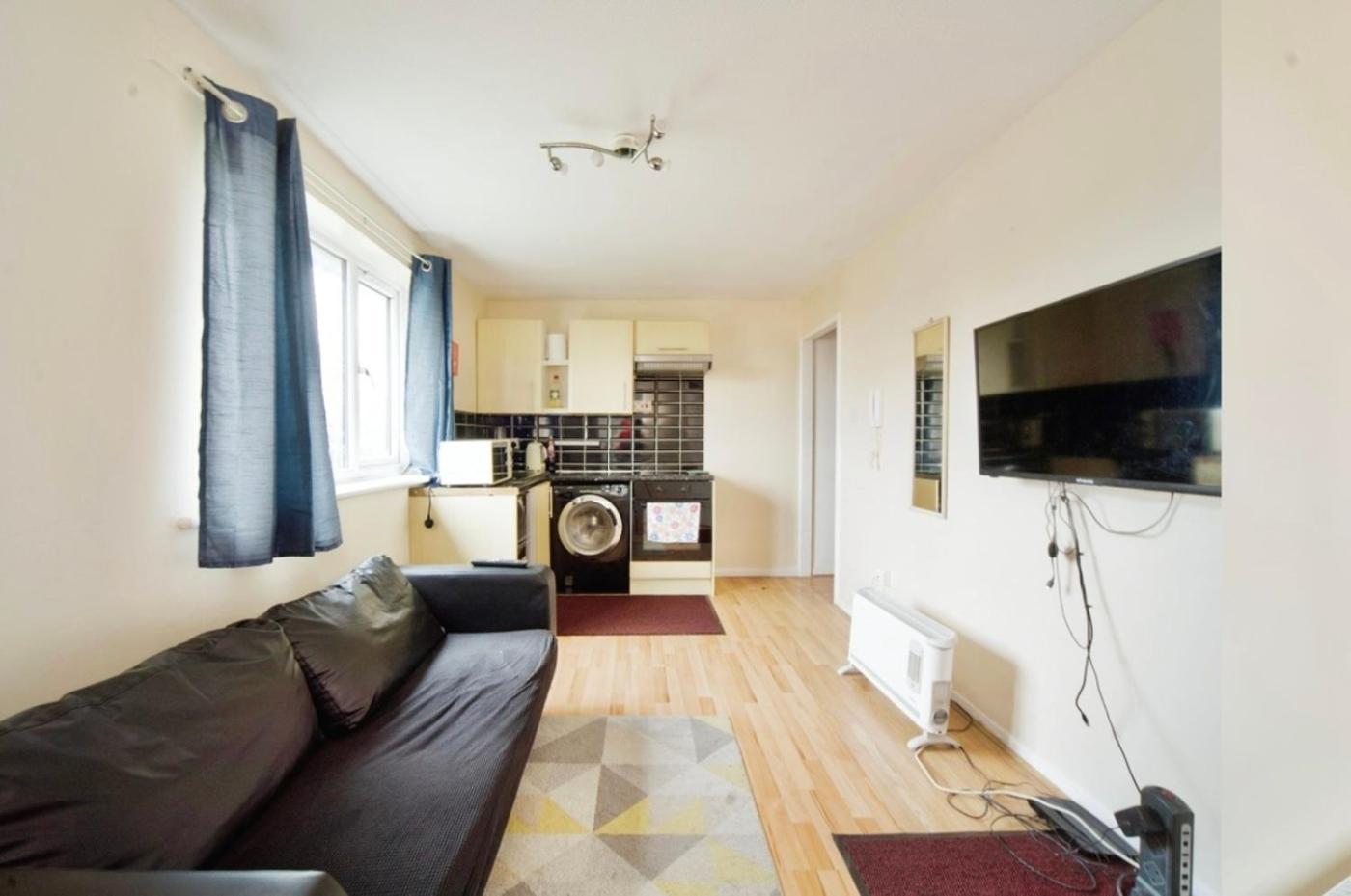 Entire 2 Bed Flat In London, 5 Mins From Tube